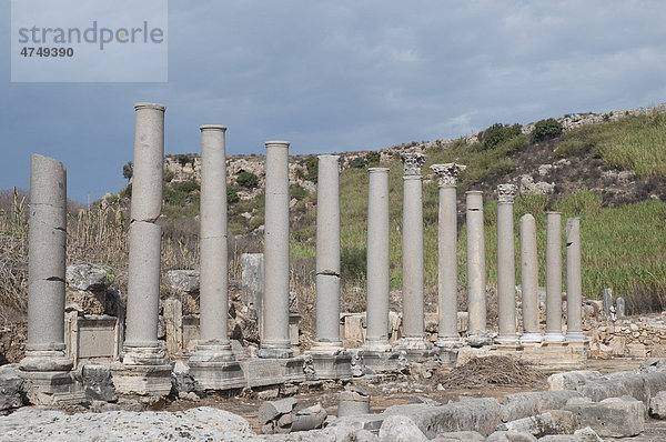 Ehemalige Säulenstraße  antike Ausgrabungsstätte Perge  Antalya  Türkische Riviera  Türkei  Asien