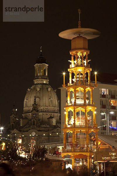 Weihnachtspyramide und Frauenkirche  Striezelmarkt  Weihnachtsmarkt  Altmarkt  Dresden  Sachsen  Deutschland  Europa