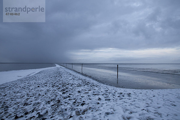 Schnee an der Küste  Fahrrinne in der Dämmerung  Nordseebad Neuharlingersiel  Nordsee  Ostfriesland  Niedersachsen  Deutschland  Europa