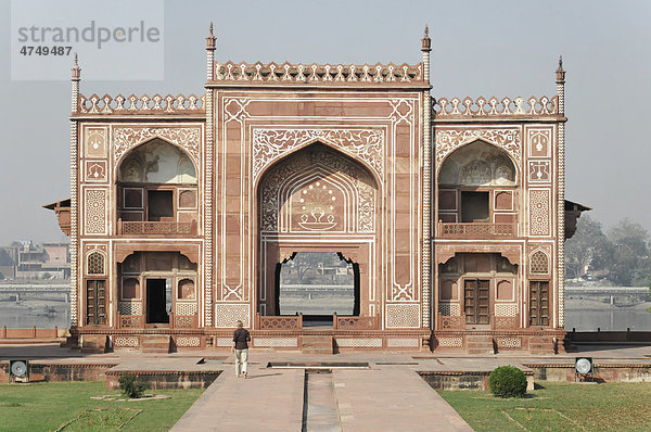 Osttor  Mausoleum des Itimad-ud-Daula mit Garten  Grabmal  Agra  Uttar Pradesh  Indien  Asien