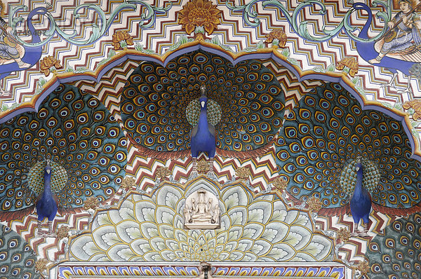 Reich verziertes Monsuntor im Stadtpalast  blaue Pfaue  Jaipur  Rajasthan  Indien  Asien