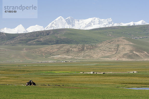 Schneebedeckte Gipfel des Nyenchen Thanglha Gebirges  Tibet  China  Asien