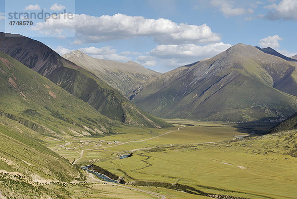 Blick vom Kloster Drigung Til ins Tal und auf umliegende Berge  Tibet  China  Asien