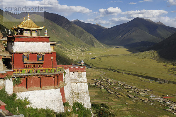 Blick ins Tal und auf goldfarbene Dächer vom Kloster Drigung Til  Tibet  China  Asien