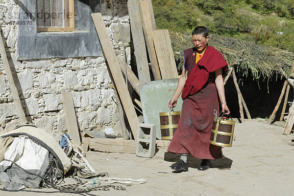 Nonne  Nonnenkloster Terdrom  Tibet  China  Asien