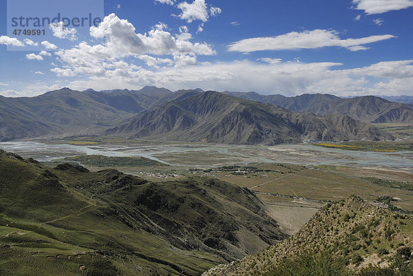 Berglandschaft am Kyichu Fluss nahe Kloster Ganden bei Lhasa  Tibet  China  Asien