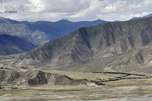 Berglandschaft am Kyichu Fluss nahe Kloster Ganden bei Lhasa  Tibet  China  Asien