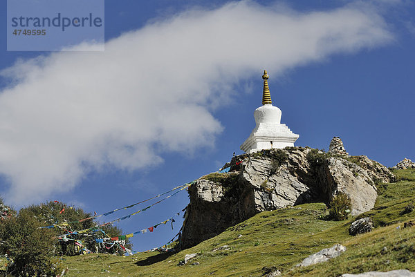 Weißer Stupa nahe Kloster Ganden bei Lhasa  Tibet  China  Asien