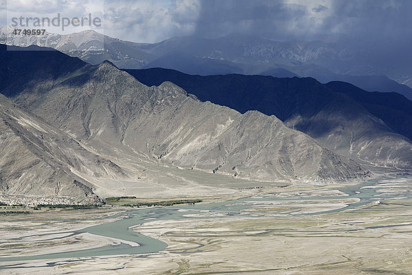 Berglandschaft am Kyichu Fluss nahe Kloster Ganden bei Lhasa  Tibet  China  Asien