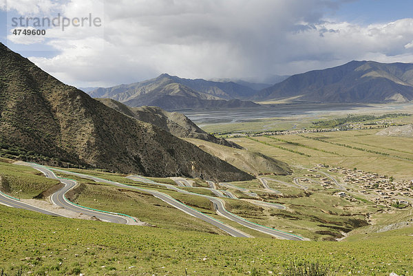 Serpentinen  Straße zum Kloster Ganden bei Lhasa  Tibet  China  Asien