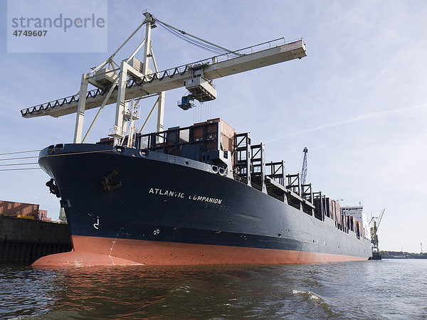 Containerschiff im Hamburger Hafen  Hansahafen  Hansestadt Hamburg  Deutschland  Europa