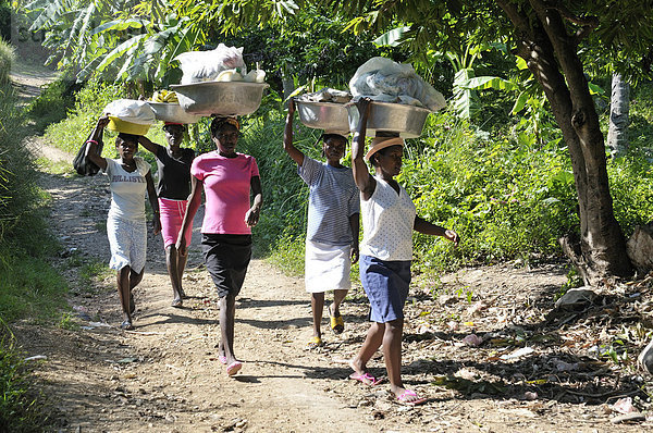 Frauen mit Wäsche auf dem Kopf auf dem Weg zur Quelle zum Waschen  Dorf Charle Magne in den Bergen bei Petit Goave  Haiti  Karibik  Zentralamerika