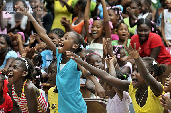Jubelnde Kinder während einer Theateraufführung in einer Schule  Petit Goave  Haiti  Karibik  Zentralamerika