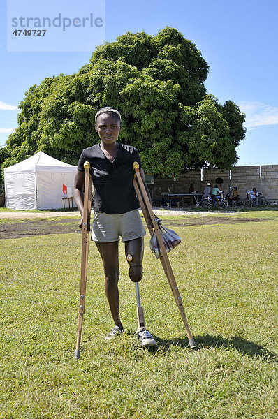Junge Frau  Opfer des Erdbebens im Januar 2010  mit einer Beinprothese und Krücken  die sie von einer Hilfsorganisation erhalten hat  Leogane  Haiti  Karibik  Zentralamerika
