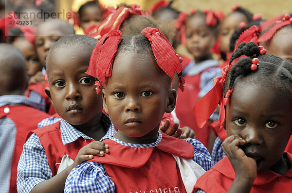 Kinder mit Schuluniform in einer Vorschule in Leogane  Haiti  Karibik  Zentralamerika