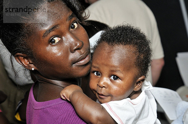 Mutter mit Kind  Stadtteil Delmas 89  Port-au-Prince  Haiti  Karibik  Zentralamerika