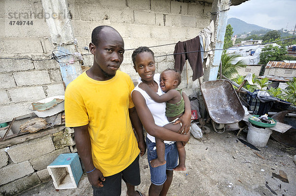 Familie  Eltern mit Baby  vor ihrem Haus  Stadtteil Delmas 89  Port-au-Prince  Haiti  Karibik  Zentralamerika