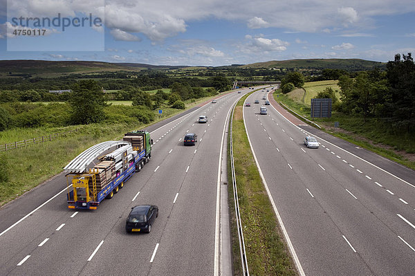 Verkehr auf der Autobahn im ländlichen Raum  M6  in der Nähe der Autobahnraststätte von Forton  Lancaster  Lancashire  England  Großbritannien  Europa