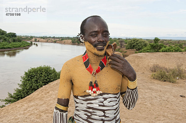 Karo Mann mit Körperbemalung und Gesichtsbemalung  Omo-Tal  Südäthiopien  Äthiopien  Afrika
