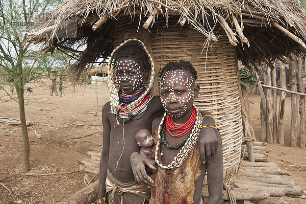 Zwei Karo Mädchen mit Halskette aus Kaurimuscheln und Gesichtsbemalung  Omo-Tal  Südäthiopien  Äthiopien  Afrika