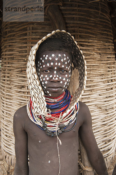 Karo Mädchen mit Halskette aus Kaurimuscheln und Gesichtsbemalung  Omo-Tal  Südäthiopien  Äthiopien  Afrika