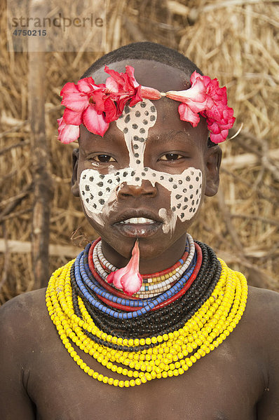 Karo Mädchen mit Blumenkranz  Gesichtsbemalung  bunten Halsketten und Lippenpiercing  Omo-Tal  Südäthiopien  Äthiopien  Afrika mund