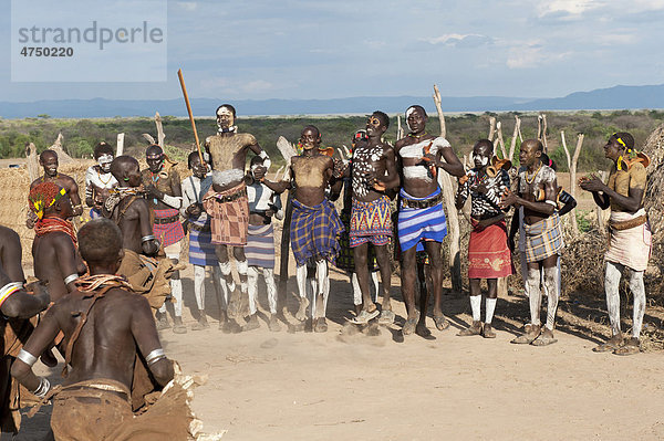 Karo Leute mit Körperbemalung an einer traditionellen Tanz Zeremonie teilnehmend  Omo Tal  Süd Äthiopien  Afrika