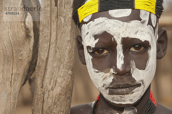 Karo Junge mit Gesichtsbemalung  Porträt  Omo-Tal  Südäthiopien  Äthiopien  Afrika