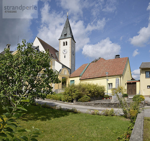 Pfarrhof und Pfarrkirche  Grillenberg  Triestingtal  Niederösterreich  Österreich  Europa