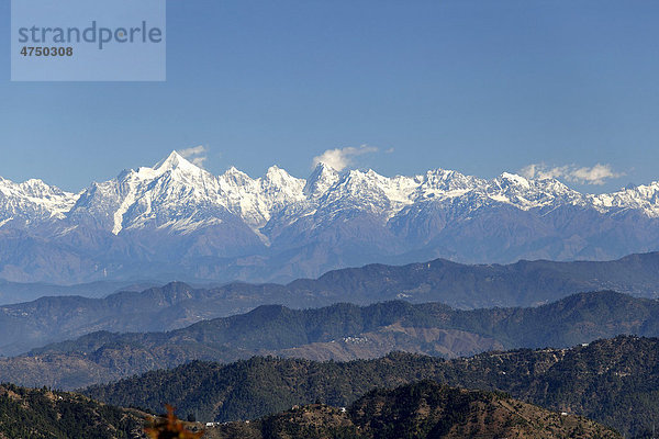 Himalaya Gebirge von Jhandi Devi aus gesehen  Uttarakhand  Nordindien  Indien  Asien