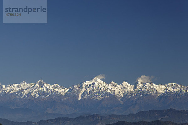 Himalaya Gebirge von Jhandi Devi aus gesehen  Nanda Kot  6861m  Uttarakhand  Nordindien  Indien  Asien