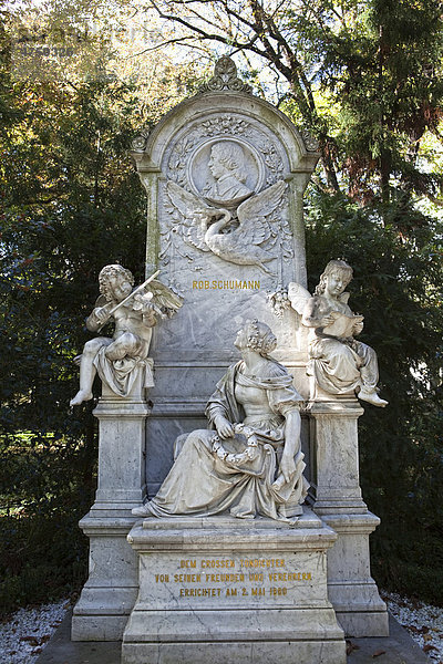 Die Grabstätte von Robert und Clara Schumann  Alter Friedhof  Bonn  Nordrhein-Westfalen  Deutschland  Europa