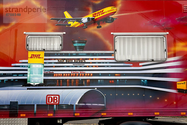 Airbrush mit Bonner Stadtansichten  Werbeaktion der Deutschen Post auf einem großen Wohnmobil  Bonn  Nordrhein-Westfalen  Deutschland  Europa