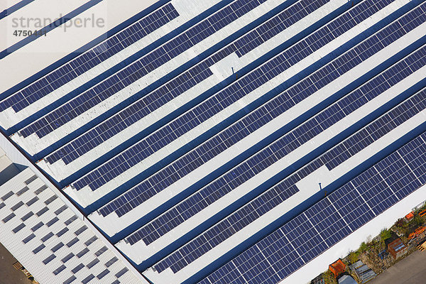 Fotovoltaikanlage auf Flachdach  Luftaufnahme  Hollerdau  Bayern  Deutschland  Europa