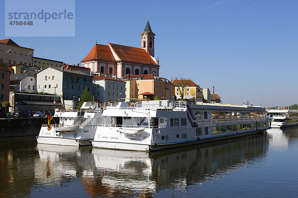 Schiffanlegestelle  St. Paul Kirche  an der Donau  Passau  Bayern  Deutschland  Europa