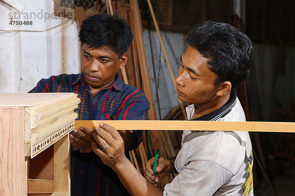 Jugendliche in der Schreinerlehre  Berufsbildungswerk  Siantar  Sumatra  Indonesien  Asien