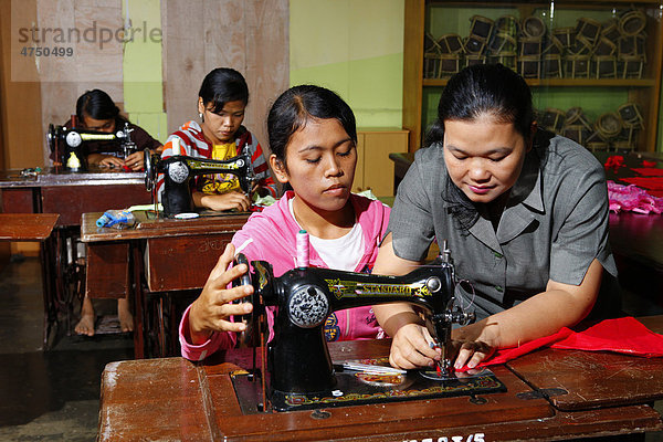 Jugendliche in der Schneiderlehre  an der Nähmaschine  Berufsbildungswerk  Siantar  Sumatra  Indonesien  Asien
