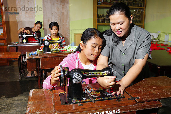 Jugendliche in der Schneiderlehre  an der Nähmaschine  Berufsbildungswerk  Siantar  Sumatra  Indonesien  Asien