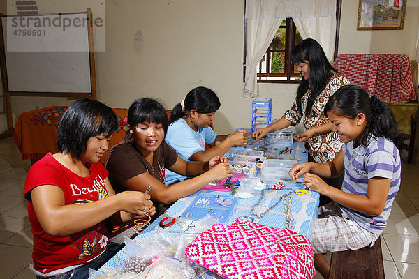 Jugendliche bei der Schmuckherstellung  Berufsbildungswerk  Siantar  Sumatra  Indonesien  Asien
