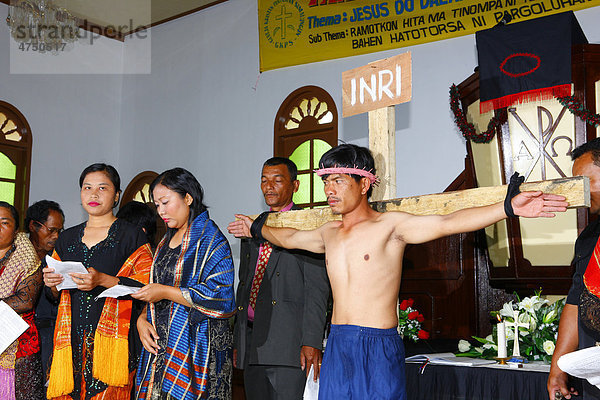 Jesus am Kreuz  Passionsaufführung  Schülerinternat  Simalungun  Sumatra  Indonesien  Asien