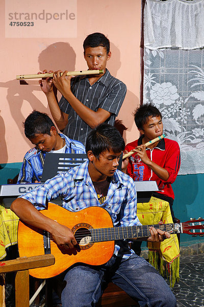 Schüler musizieren  Schülerinternat  Simalungun  Sumatra  Indonesien  Asien