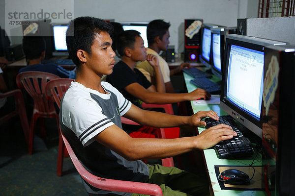 Schüler am Computer  Schülerinternat  Simalungun  Sumatra  Indonesien  Asien