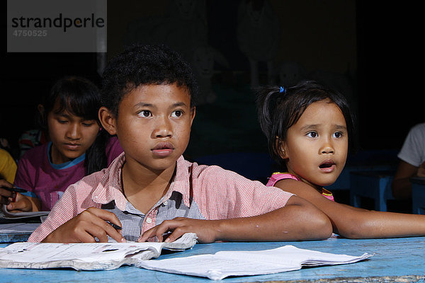 Kinder beim Lernen  Waisenhaus Gelora Kasih  Kabanjahe  Batak Region  Sumatra  Indonesien  Südostasien  Asien