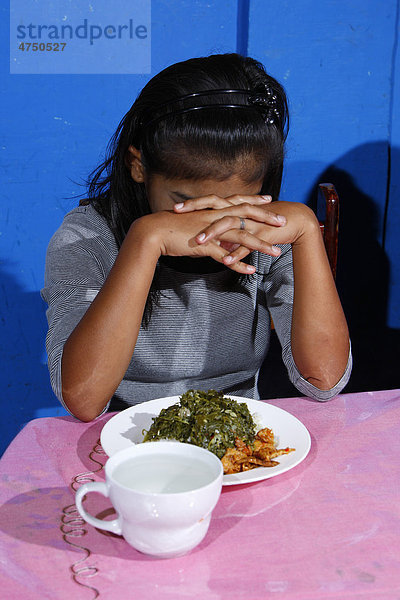 Mädchen beim Essen  Waisenhaus Gelora Kasih  Kabanjahe  Batak Region  Sumatra  Indonesien  Südostasien  Asien