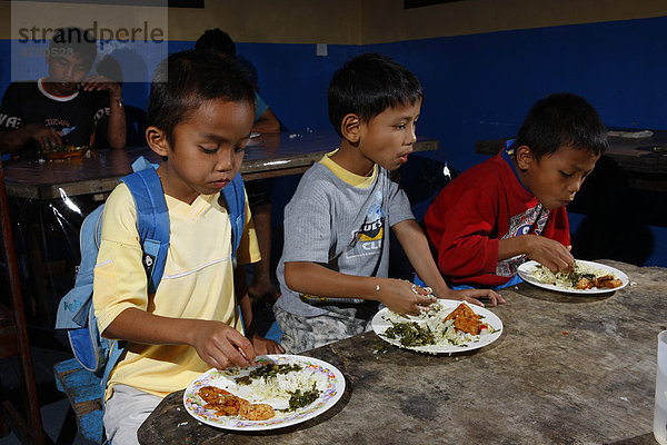 Kinder beim Essen  Waisenhaus Gelora Kasih  Kabanjahe  Batak Region  Sumatra  Indonesien  Südostasien  Asien