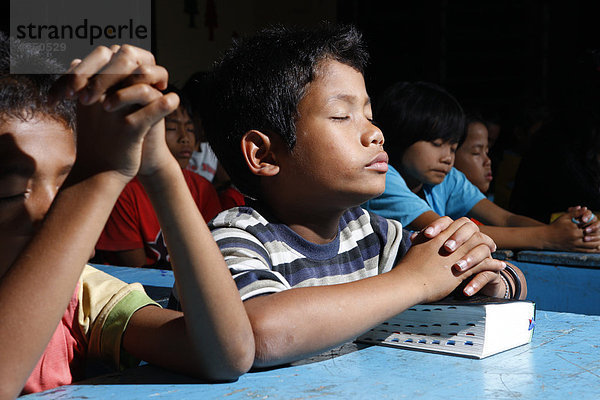 Kinder beten  Waisenhaus Gelora Kasih  Kabanjahe  Batak Region  Sumatra  Indonesien  Südostasien  Asien