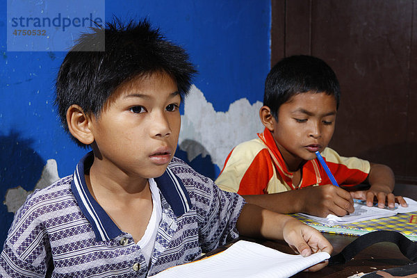 Jungen beim Lernen  Waisenhaus Gelora Kasih  Kabanjahe  Batak Region  Sumatra  Indonesien  Südostasien  Asien