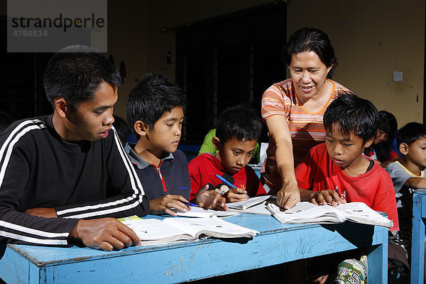 Jungen beim Lernen  mit Nachhilfe  Waisenhaus Gelora Kasih  Kabanjahe  Batak Region  Sumatra  Indonesien  Südostasien  Asien