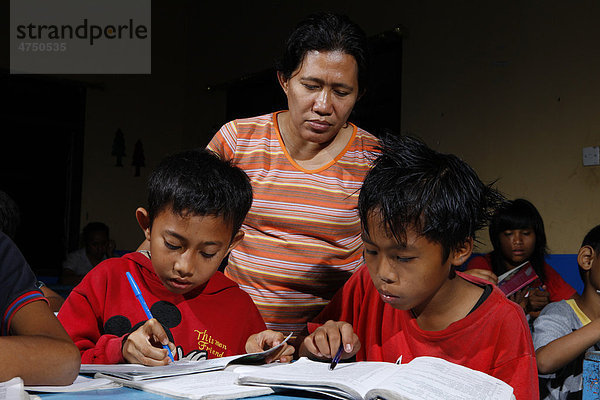 Jungen beim Lernen  mit Nachhilfe  Waisenhaus Gelora Kasih  Kabanjahe  Batak Region  Sumatra  Indonesien  Südostasien  Asien