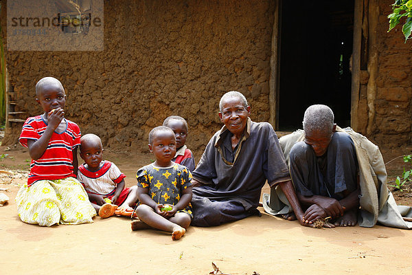 Großeltern und HIV-Waisen  Bukoba  Kagera Region  Tansania  Afrika